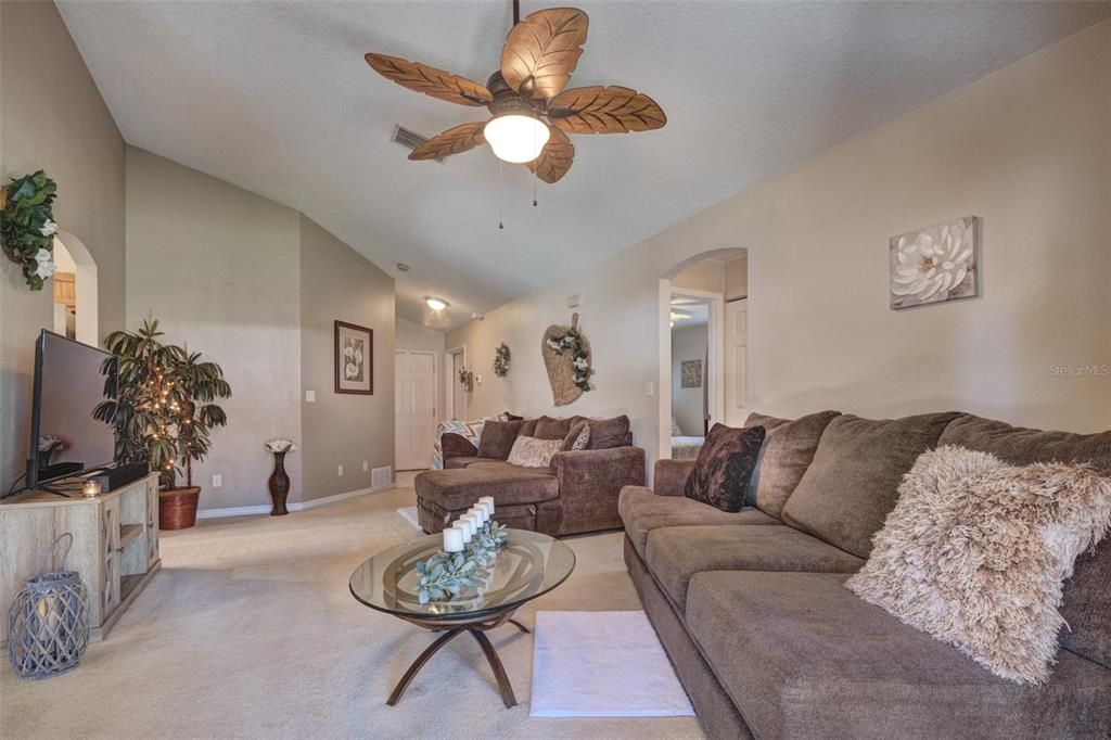 For Sale: $284,000 (3 beds, 2 baths, 1284 Square Feet)