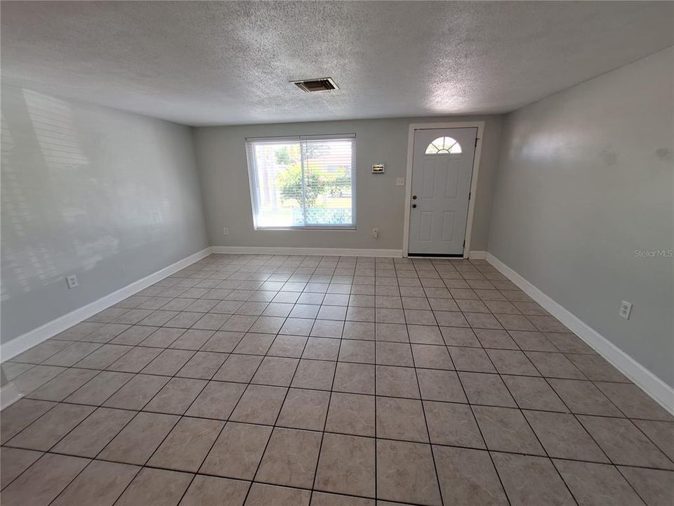 For Rent: $1,400 (2 beds, 1 baths, 1003 Square Feet)