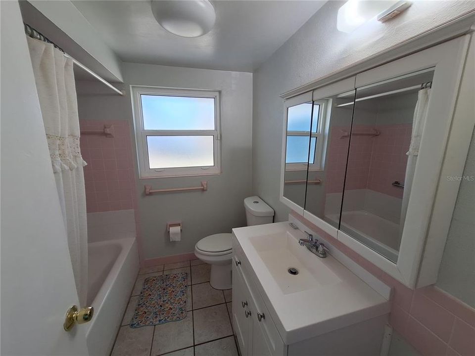 For Rent: $1,400 (2 beds, 1 baths, 1003 Square Feet)