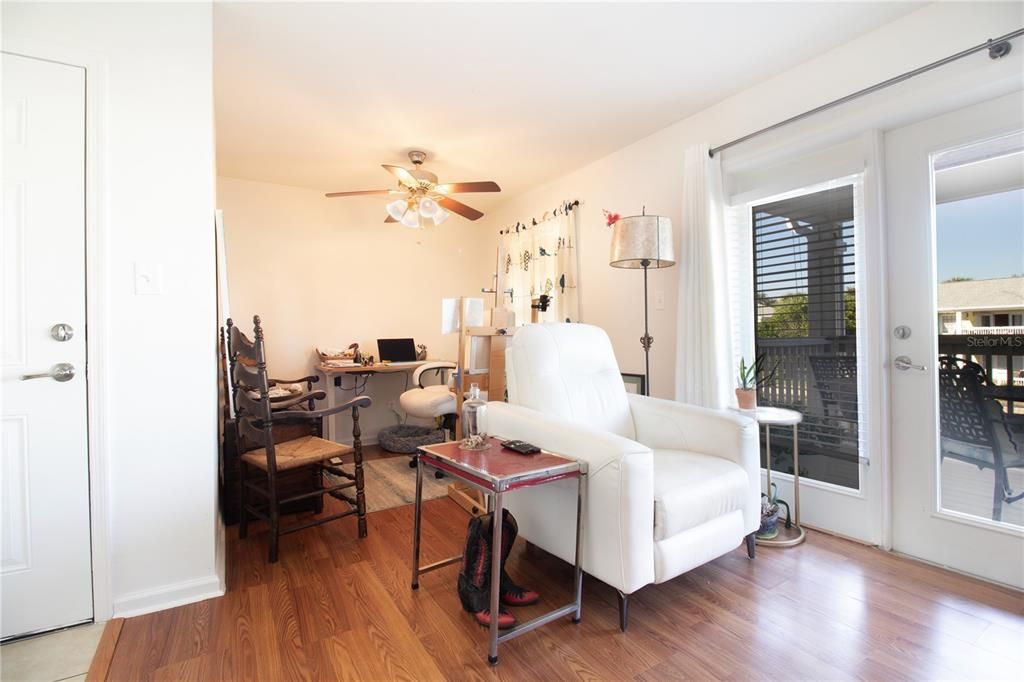 待售: $255,000 (1 贝兹, 2 浴室, 823 平方英尺)