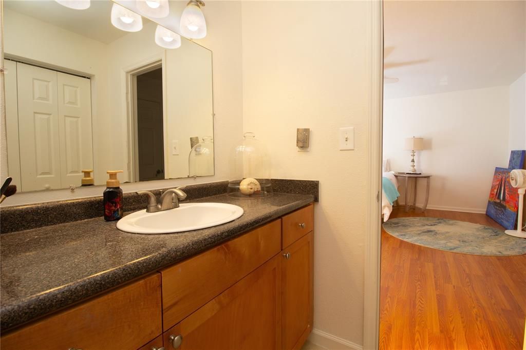 待售: $255,000 (1 贝兹, 2 浴室, 823 平方英尺)