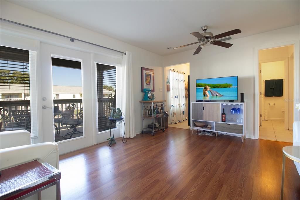 待售: $255,000 (1 贝兹, 2 浴室, 823 平方英尺)