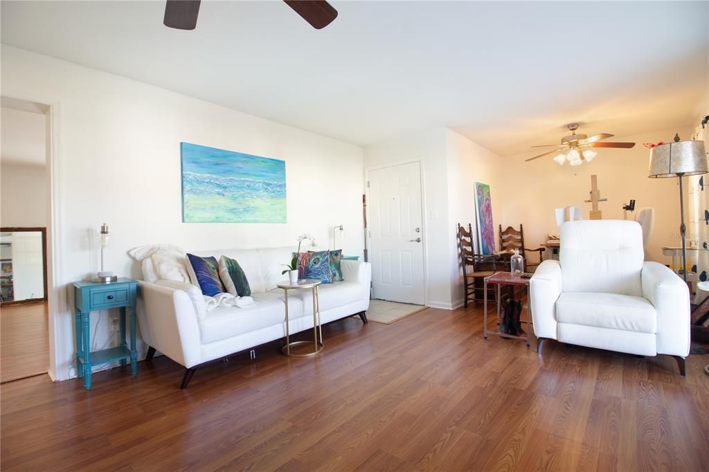 待售: $255,000 (1 贝兹, 2 浴室, 823 平方英尺)