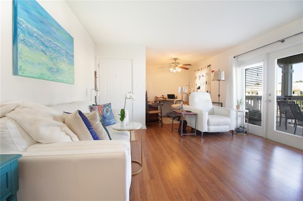 待售: $255,000 (1 贝兹, 2 浴室, 823 平方英尺)