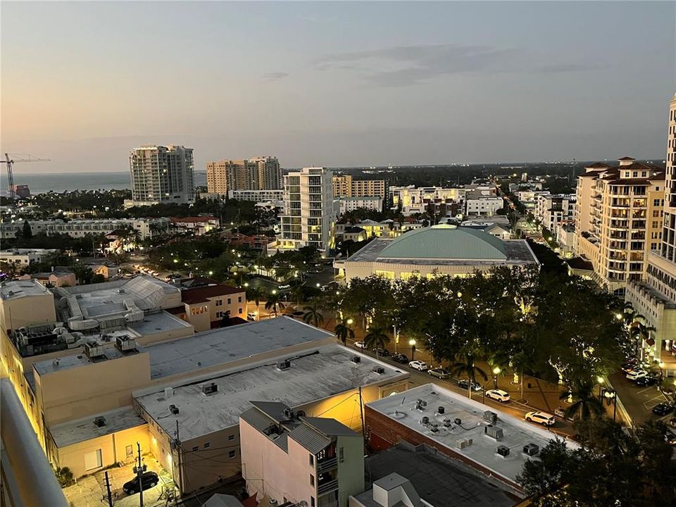 For Sale: $1,050,000 (2 beds, 2 baths, 1364 Square Feet)