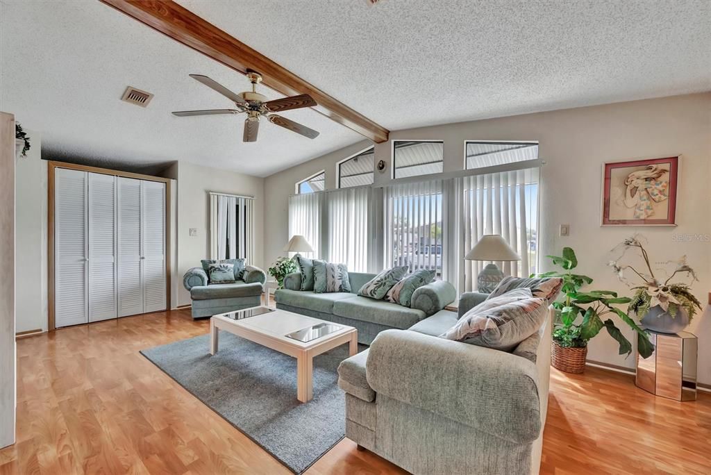 待售: $209,900 (2 贝兹, 2 浴室, 1482 平方英尺)