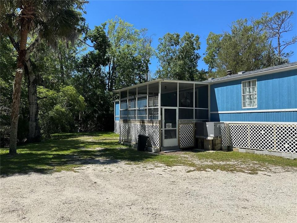 For Sale: $159,000 (2 beds, 2 baths, 924 Square Feet)
