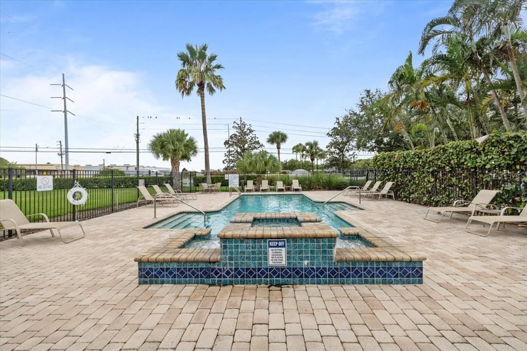 待售: $222,000 (2 贝兹, 2 浴室, 1205 平方英尺)