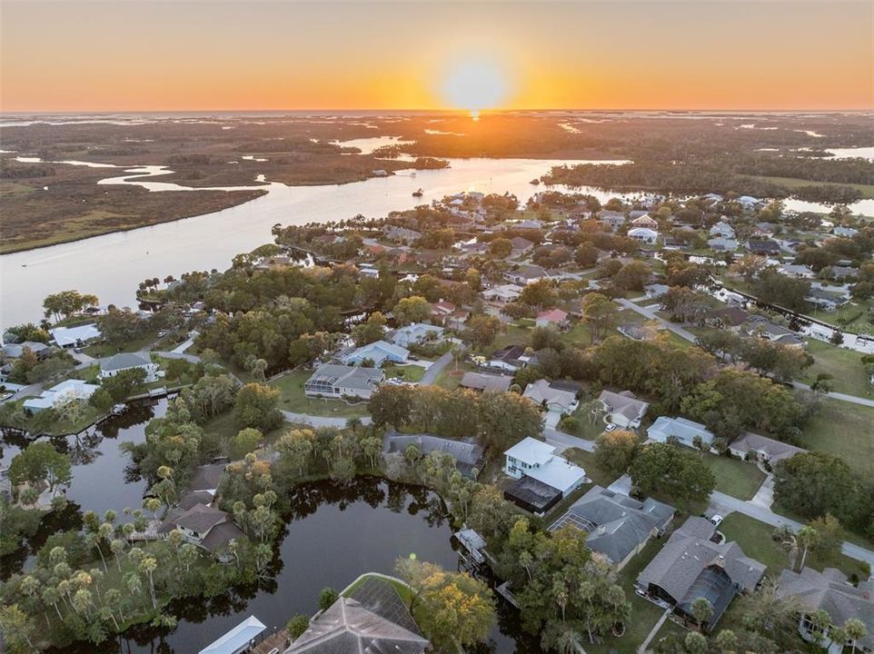 合同活跃: $914,000 (4 贝兹, 2 浴室, 3504 平方英尺)