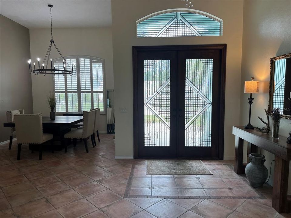 合同活跃: $914,000 (4 贝兹, 2 浴室, 3504 平方英尺)