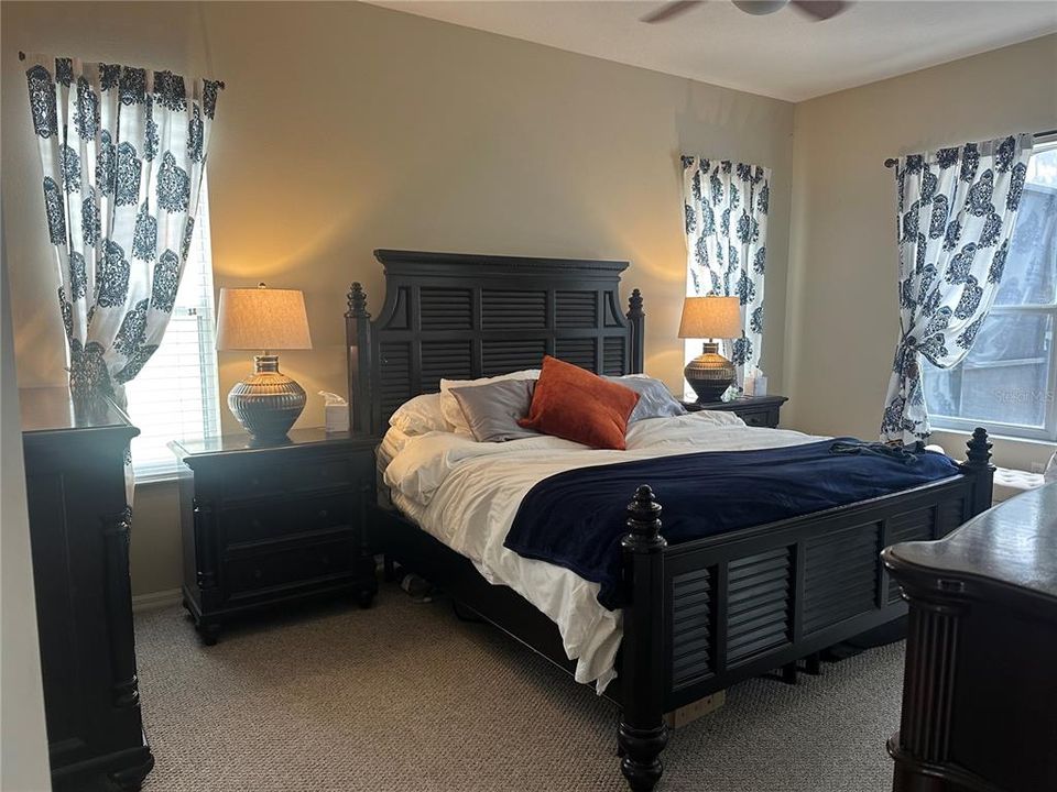 合同活跃: $914,000 (4 贝兹, 2 浴室, 3504 平方英尺)