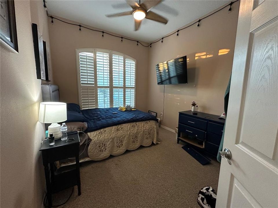 合同活跃: $914,000 (4 贝兹, 2 浴室, 3504 平方英尺)