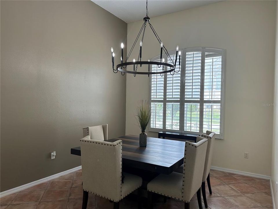 合同活跃: $914,000 (4 贝兹, 2 浴室, 3504 平方英尺)