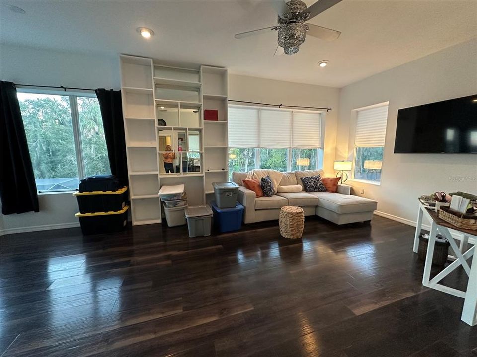 合同活跃: $914,000 (4 贝兹, 2 浴室, 3504 平方英尺)