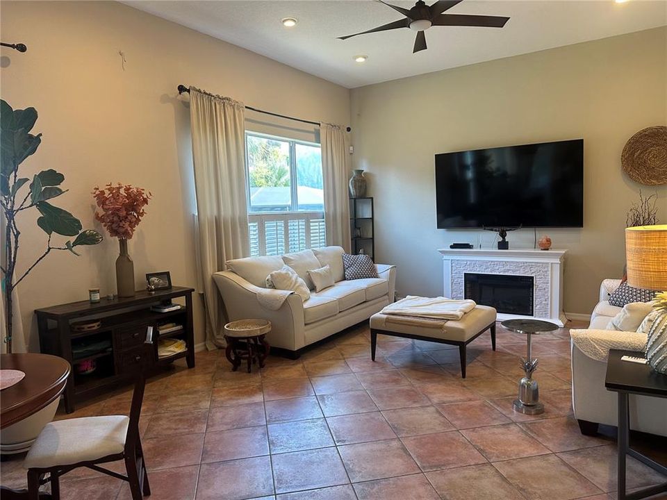 合同活跃: $914,000 (4 贝兹, 2 浴室, 3504 平方英尺)