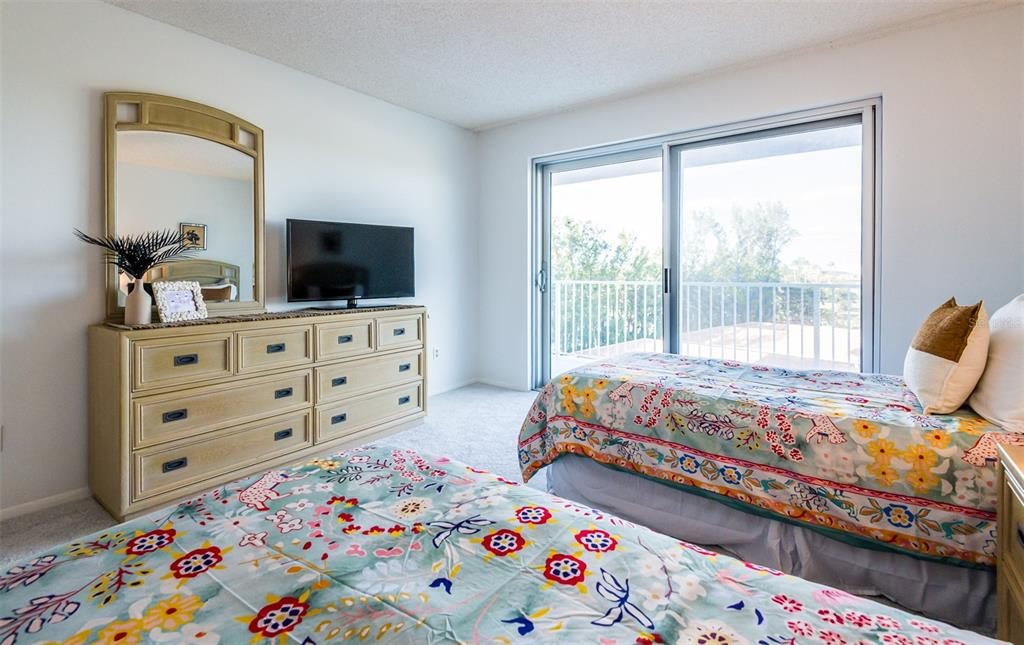 На продажу: $590,000 (2 спален, 2 ванн, 1235 Квадратных фут)