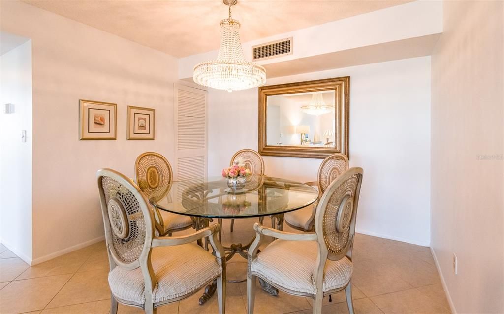 На продажу: $590,000 (2 спален, 2 ванн, 1235 Квадратных фут)