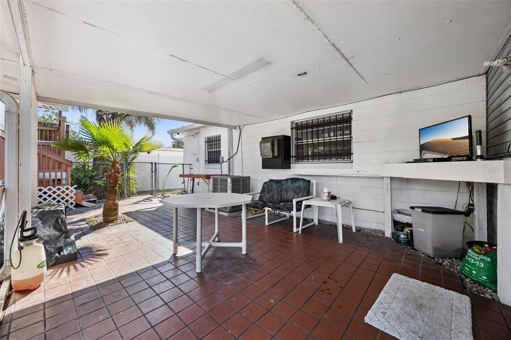 合同活跃: $284,900 (3 贝兹, 1 浴室, 1020 平方英尺)