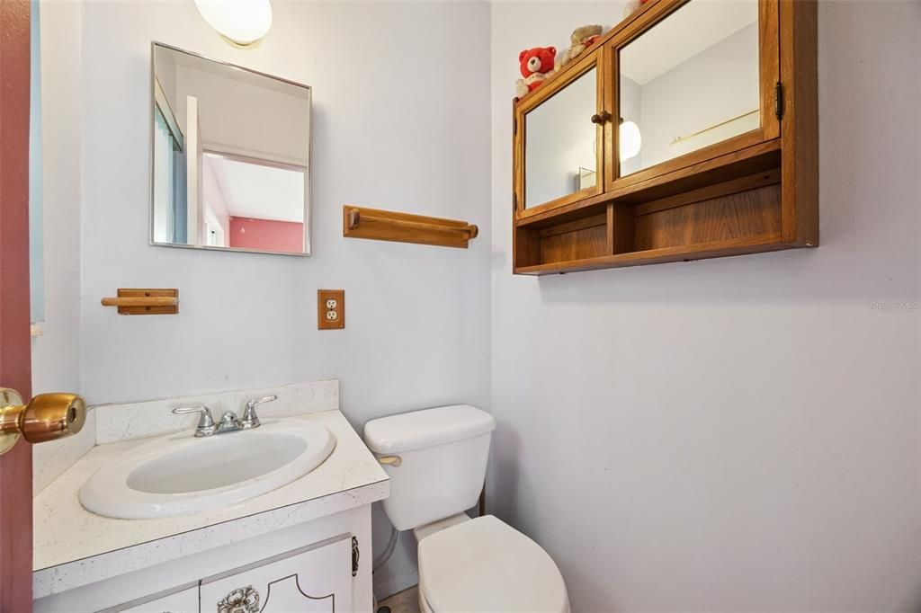 合同活跃: $284,900 (3 贝兹, 1 浴室, 1020 平方英尺)