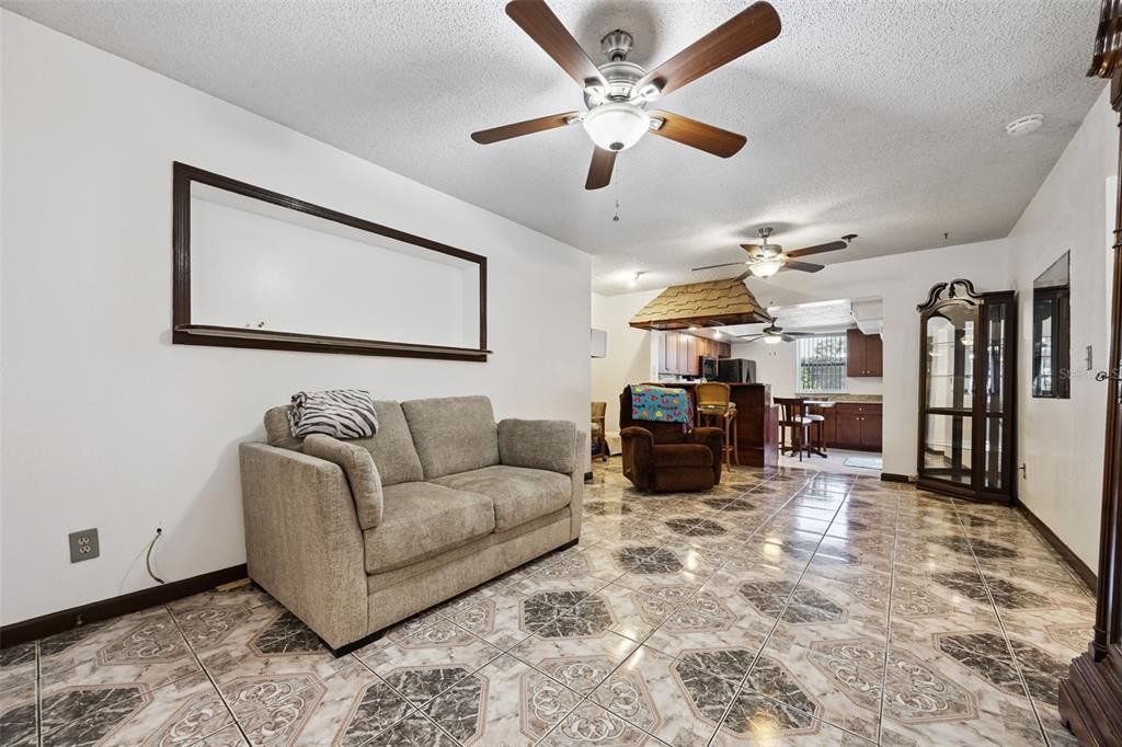 合同活跃: $284,900 (3 贝兹, 1 浴室, 1020 平方英尺)