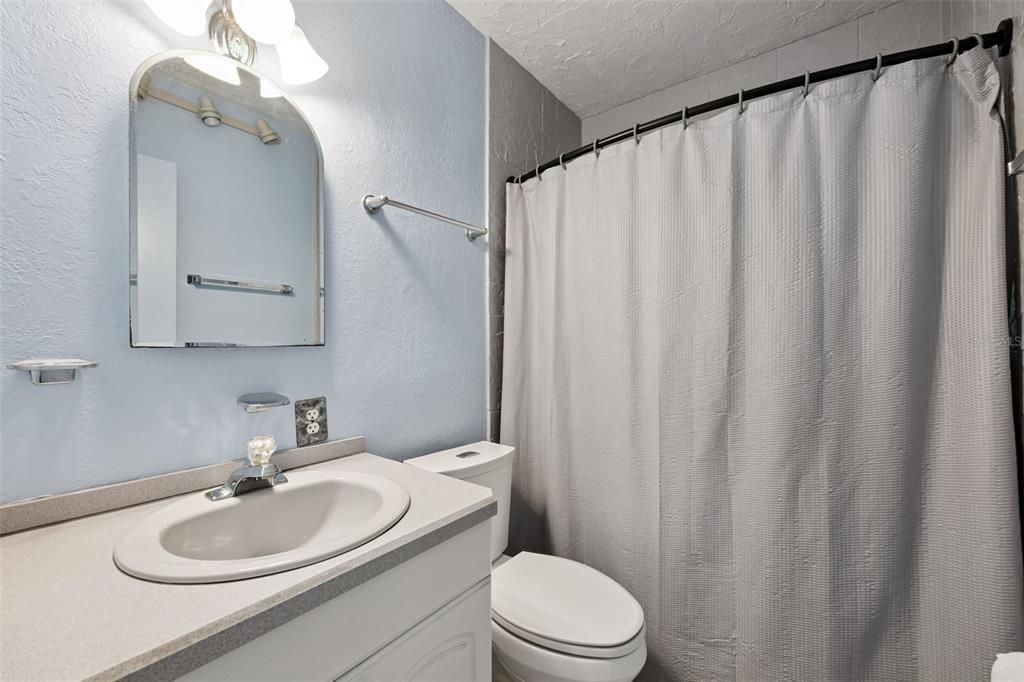 合同活跃: $284,900 (3 贝兹, 1 浴室, 1020 平方英尺)