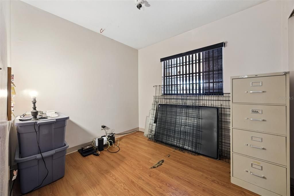 合同活跃: $284,900 (3 贝兹, 1 浴室, 1020 平方英尺)