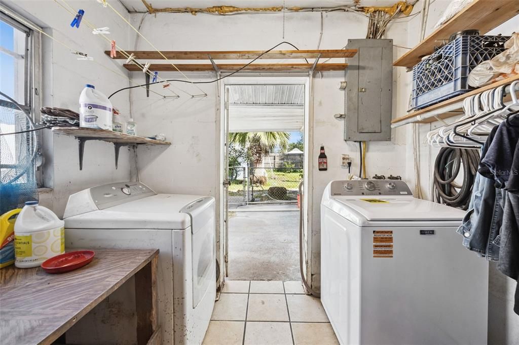 合同活跃: $284,900 (3 贝兹, 1 浴室, 1020 平方英尺)