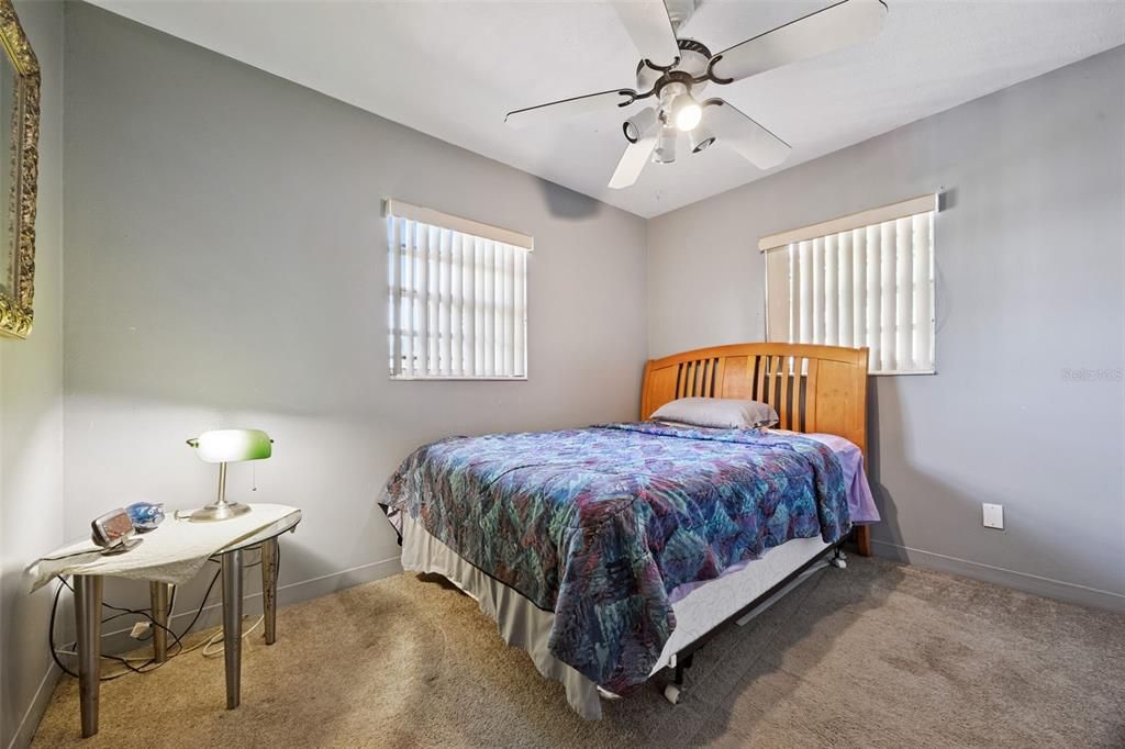 合同活跃: $284,900 (3 贝兹, 1 浴室, 1020 平方英尺)