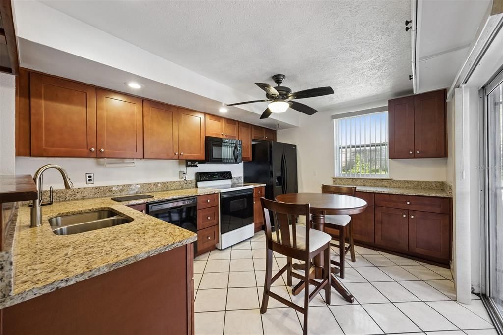 合同活跃: $284,900 (3 贝兹, 1 浴室, 1020 平方英尺)