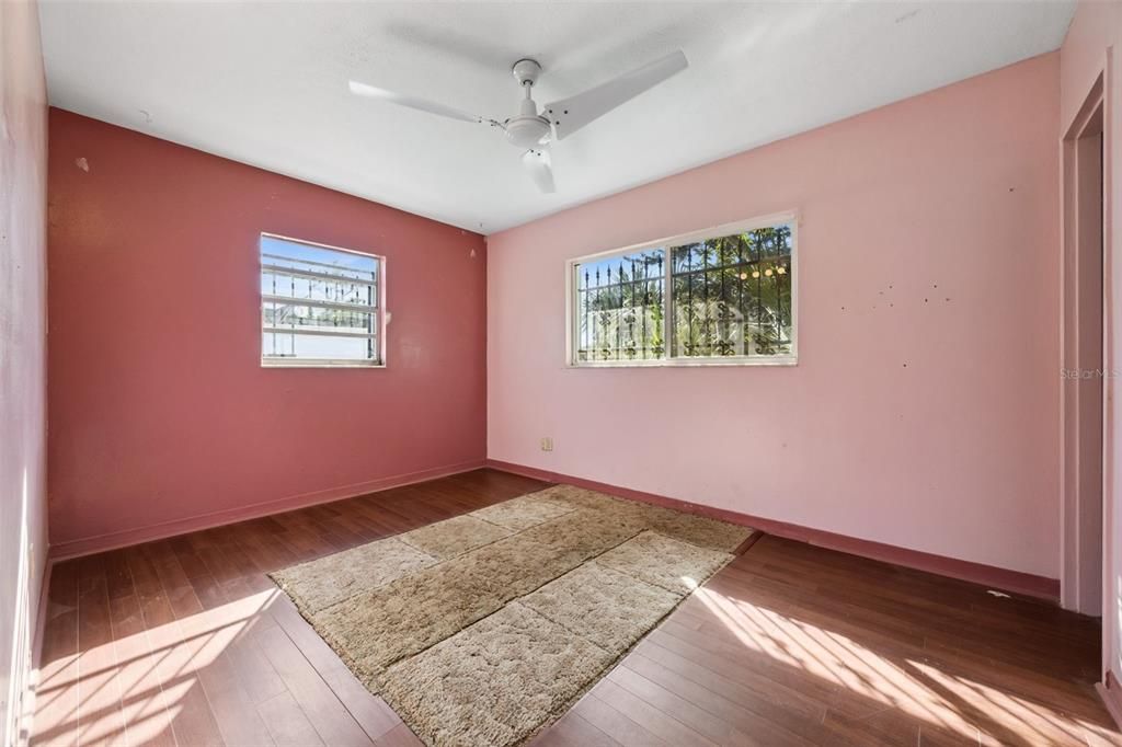 合同活跃: $284,900 (3 贝兹, 1 浴室, 1020 平方英尺)