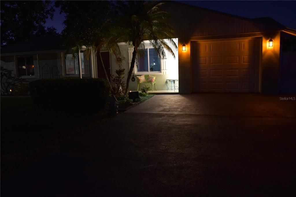 For Sale: $370,000 (2 beds, 2 baths, 1209 Square Feet)