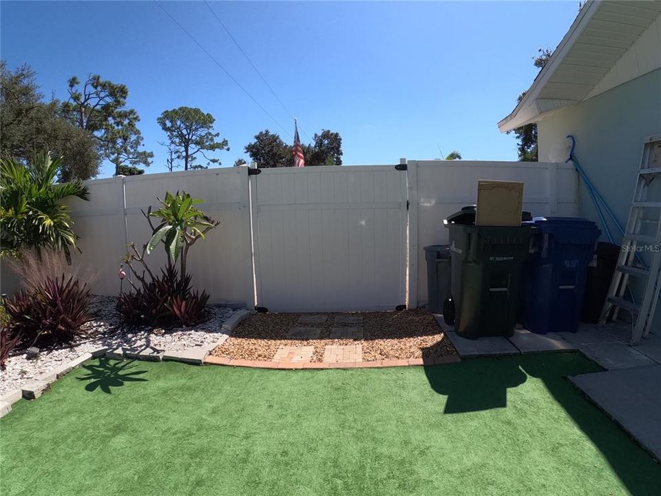 For Sale: $370,000 (2 beds, 2 baths, 1209 Square Feet)