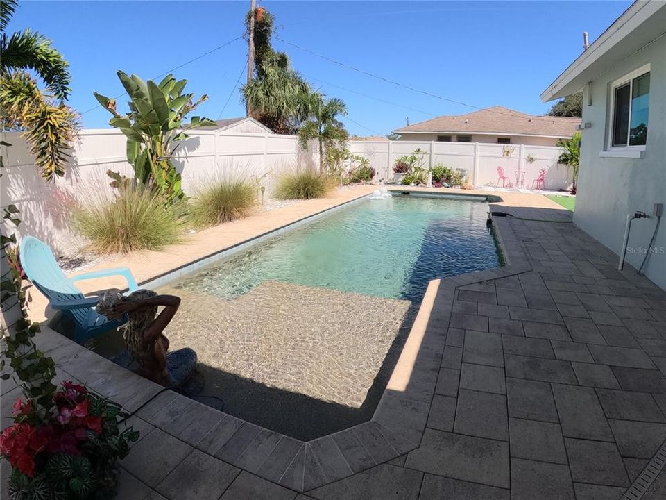 For Sale: $370,000 (2 beds, 2 baths, 1209 Square Feet)