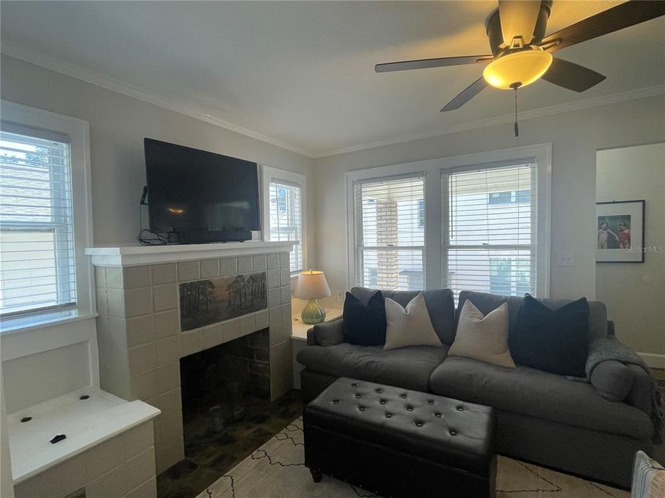 Active With Contract: $2,240 (2 beds, 1 baths, 580 Square Feet)