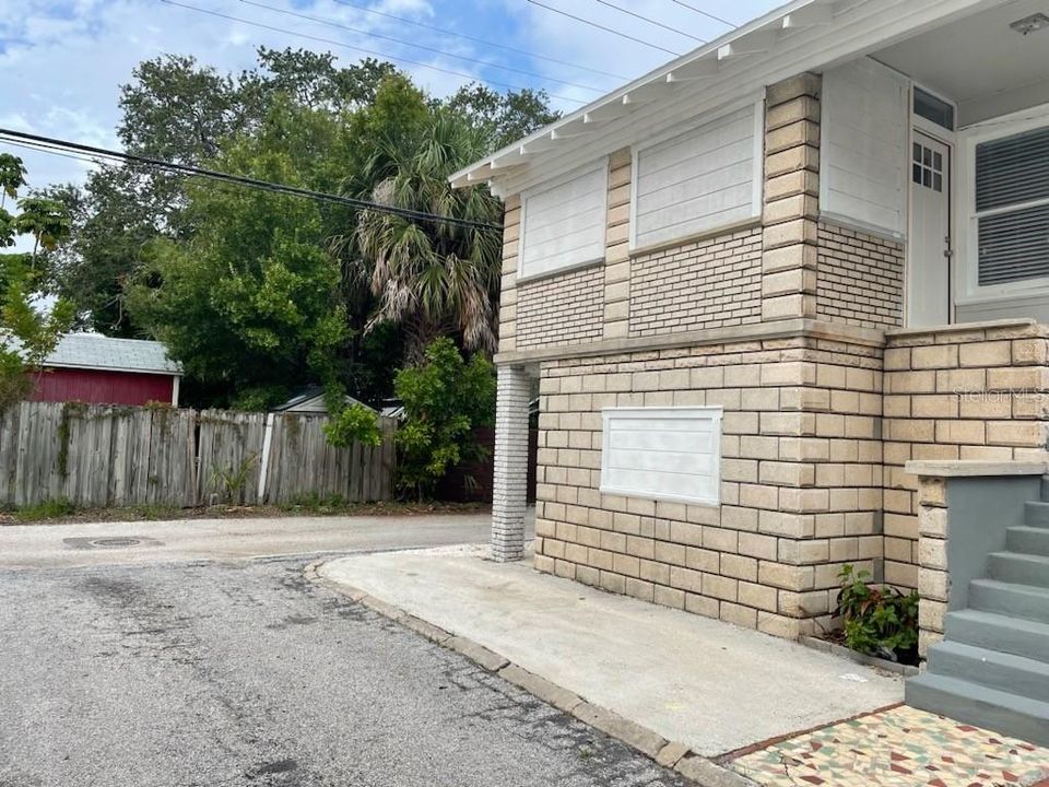 Active With Contract: $2,240 (2 beds, 1 baths, 580 Square Feet)