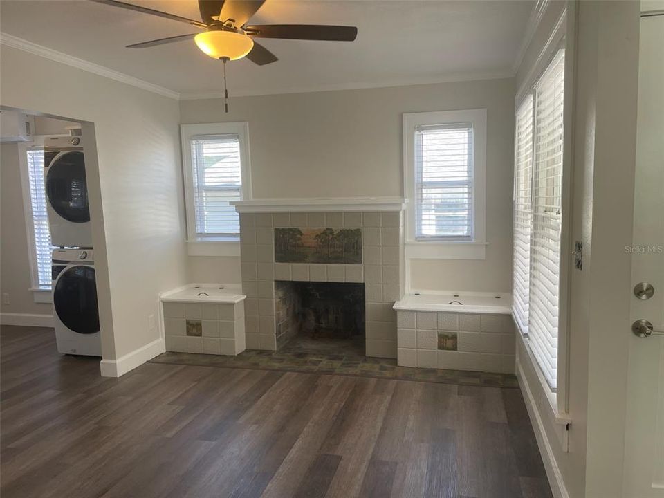 Active With Contract: $2,240 (2 beds, 1 baths, 580 Square Feet)