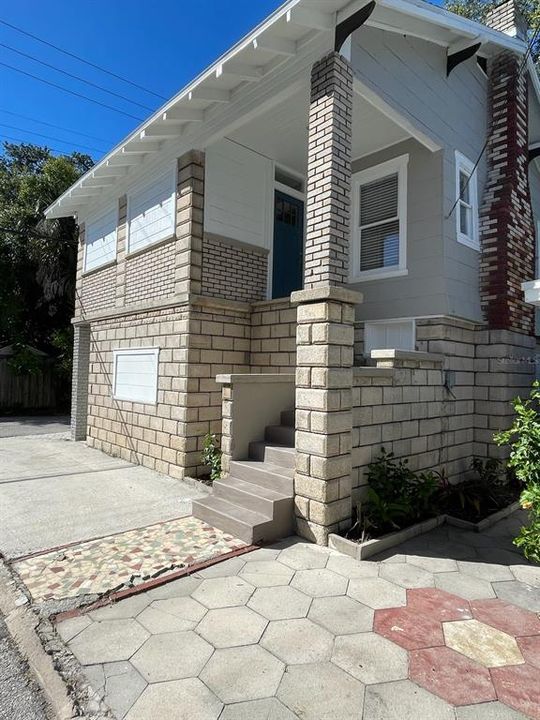 Active With Contract: $2,240 (2 beds, 1 baths, 580 Square Feet)