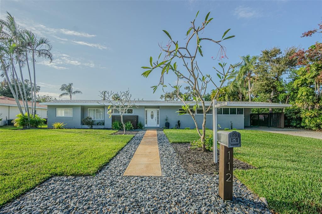 合同活跃: $749,000 (3 贝兹, 2 浴室, 1826 平方英尺)