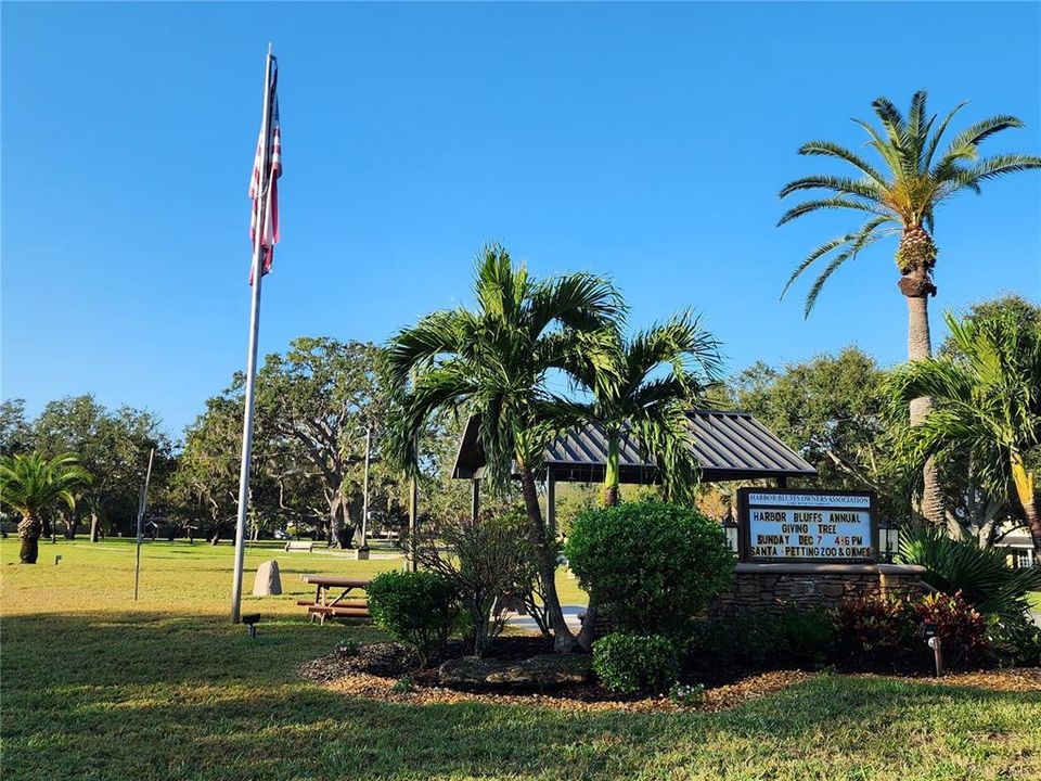 合同活跃: $749,000 (3 贝兹, 2 浴室, 1826 平方英尺)