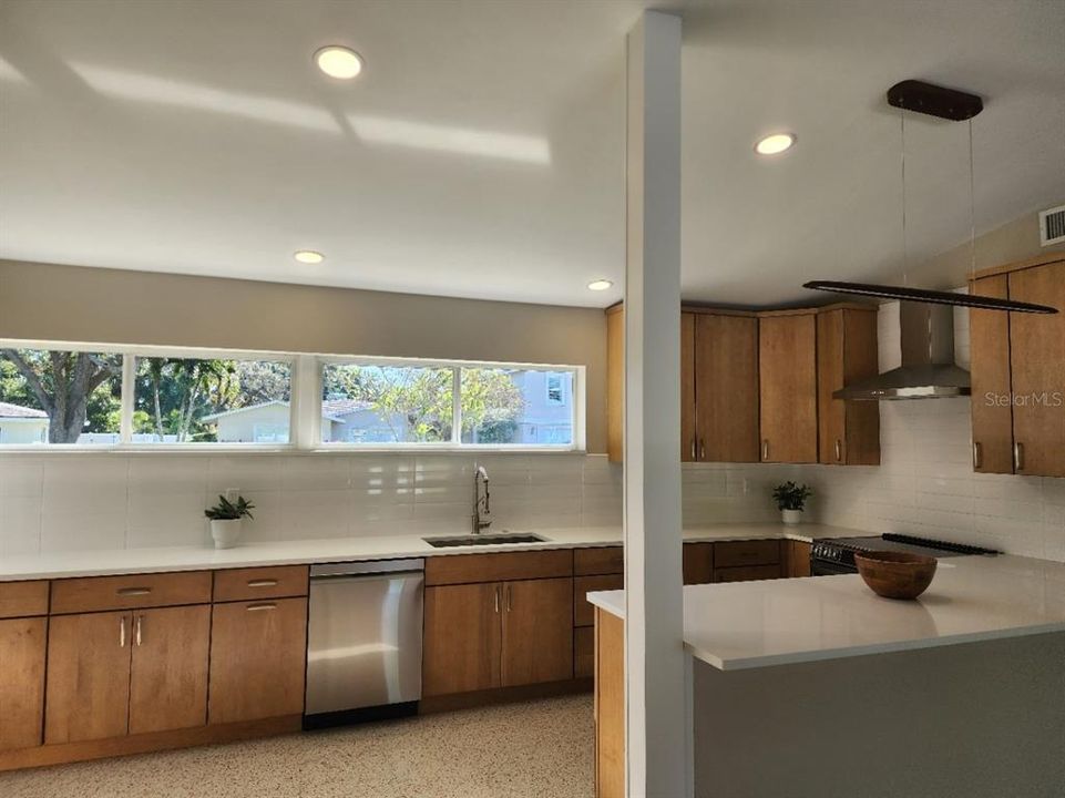 合同活跃: $749,000 (3 贝兹, 2 浴室, 1826 平方英尺)