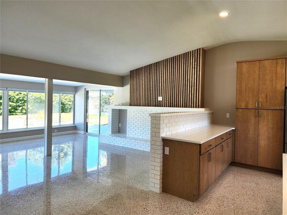 合同活跃: $749,000 (3 贝兹, 2 浴室, 1826 平方英尺)