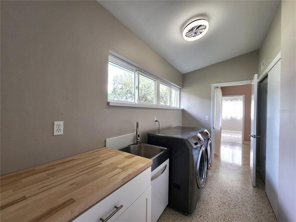 合同活跃: $749,000 (3 贝兹, 2 浴室, 1826 平方英尺)