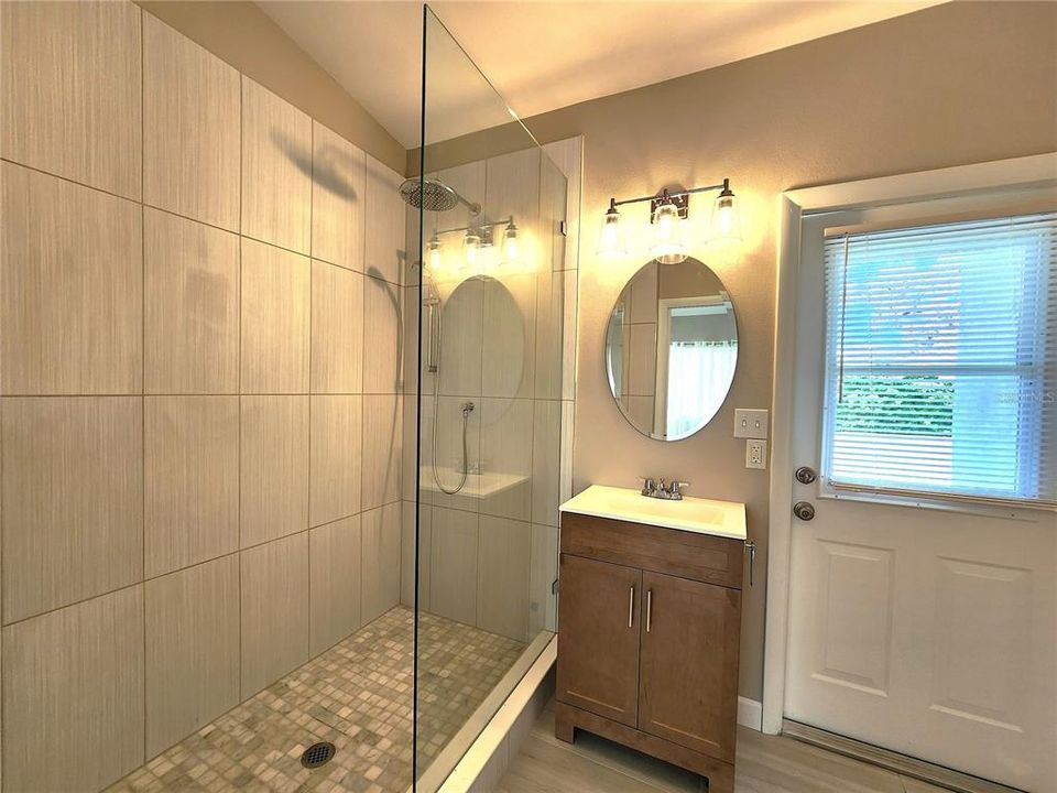 合同活跃: $749,000 (3 贝兹, 2 浴室, 1826 平方英尺)