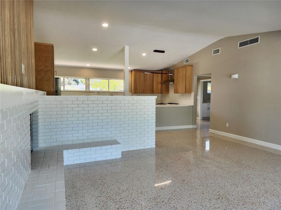 合同活跃: $749,000 (3 贝兹, 2 浴室, 1826 平方英尺)