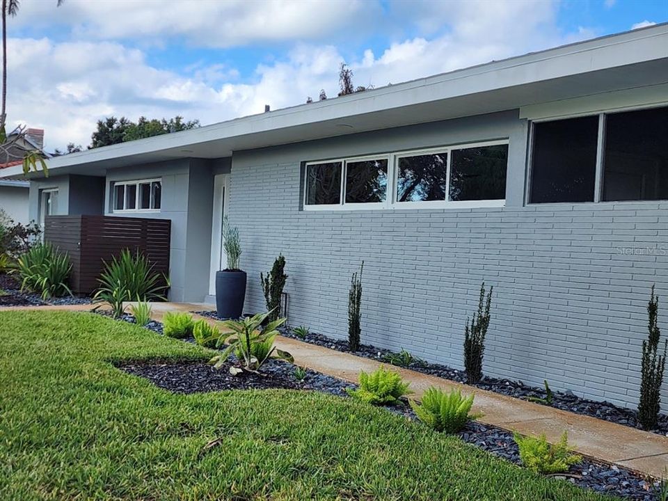 合同活跃: $749,000 (3 贝兹, 2 浴室, 1826 平方英尺)