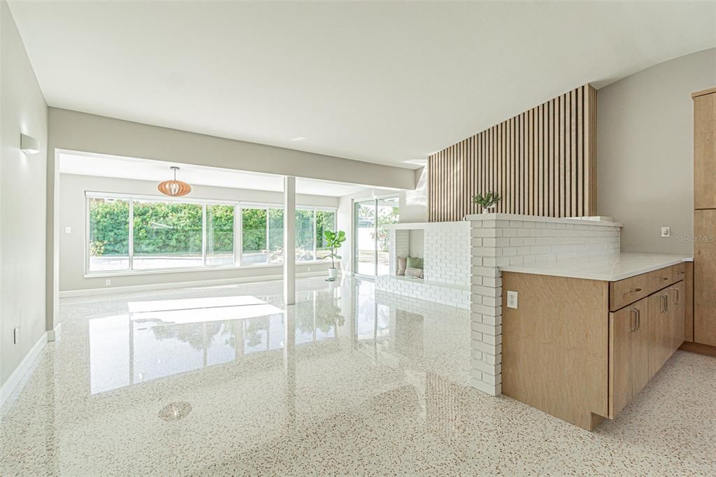 合同活跃: $749,000 (3 贝兹, 2 浴室, 1826 平方英尺)