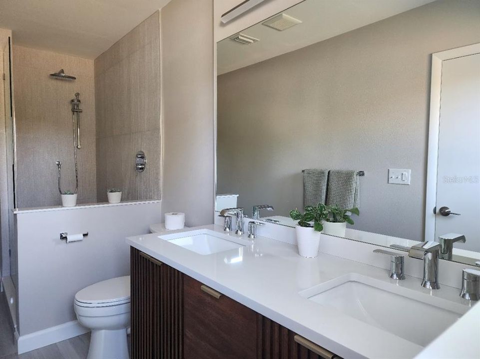 合同活跃: $749,000 (3 贝兹, 2 浴室, 1826 平方英尺)