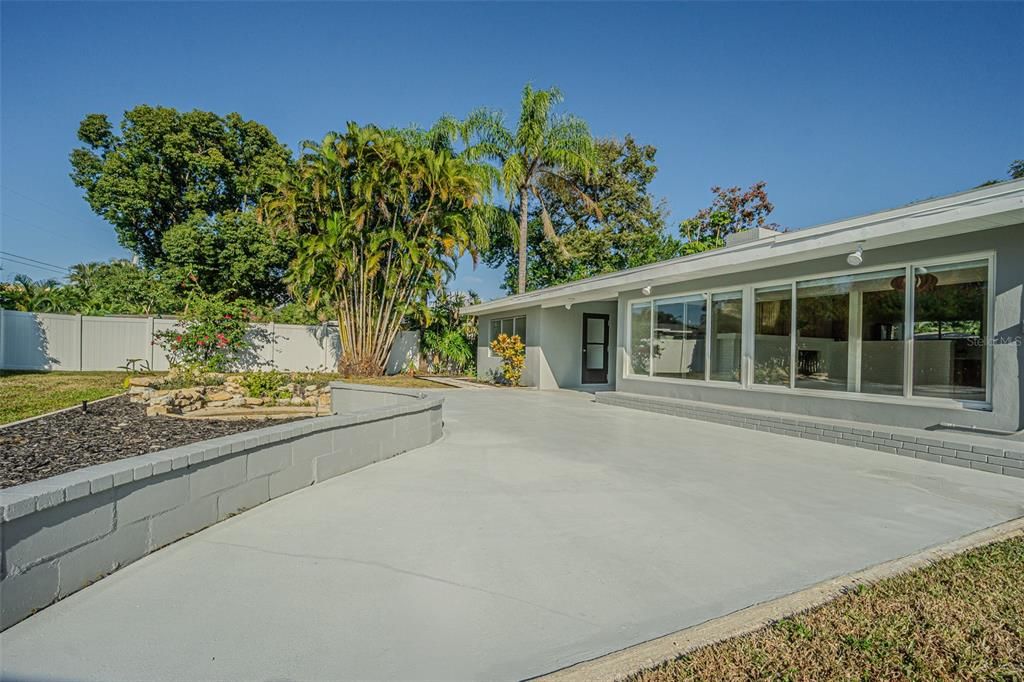 合同活跃: $749,000 (3 贝兹, 2 浴室, 1826 平方英尺)