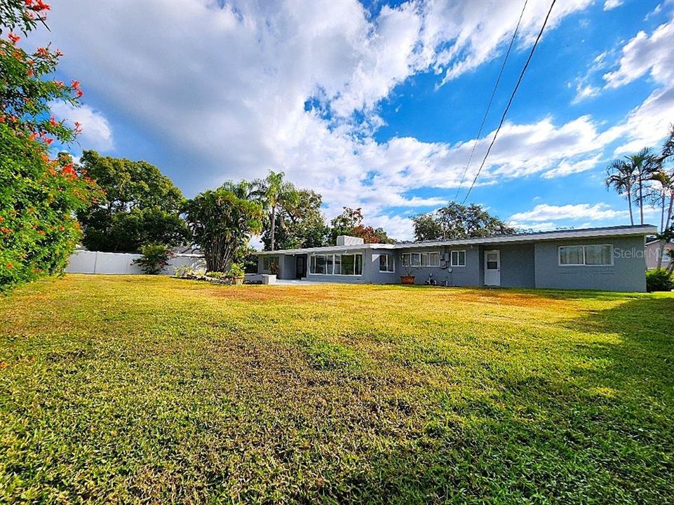 合同活跃: $749,000 (3 贝兹, 2 浴室, 1826 平方英尺)