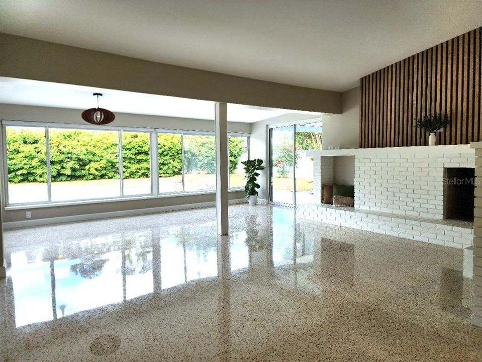 合同活跃: $749,000 (3 贝兹, 2 浴室, 1826 平方英尺)